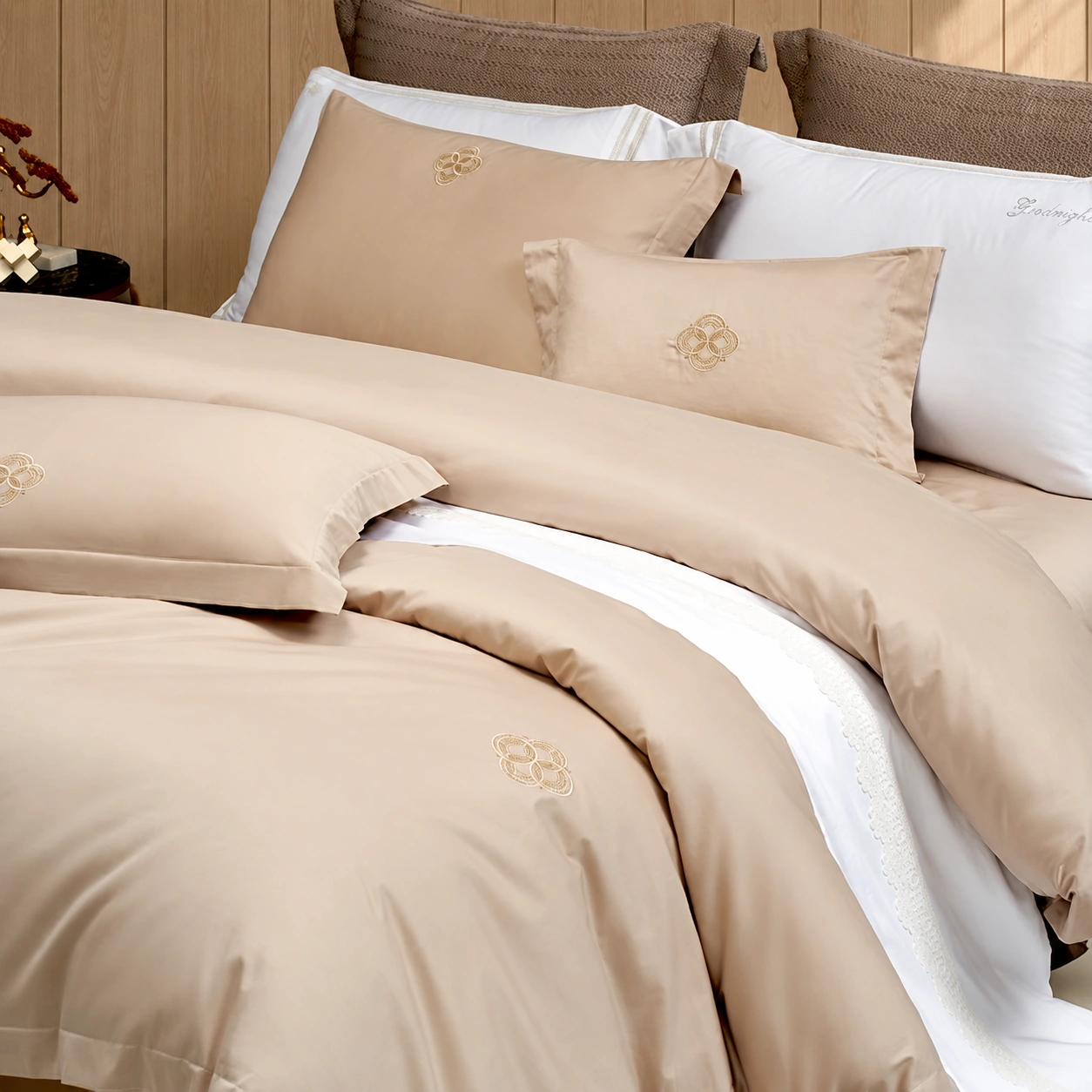 Shilai Yunzhuan Four-Piece Bedding Set: Oak-paneled bedroom
