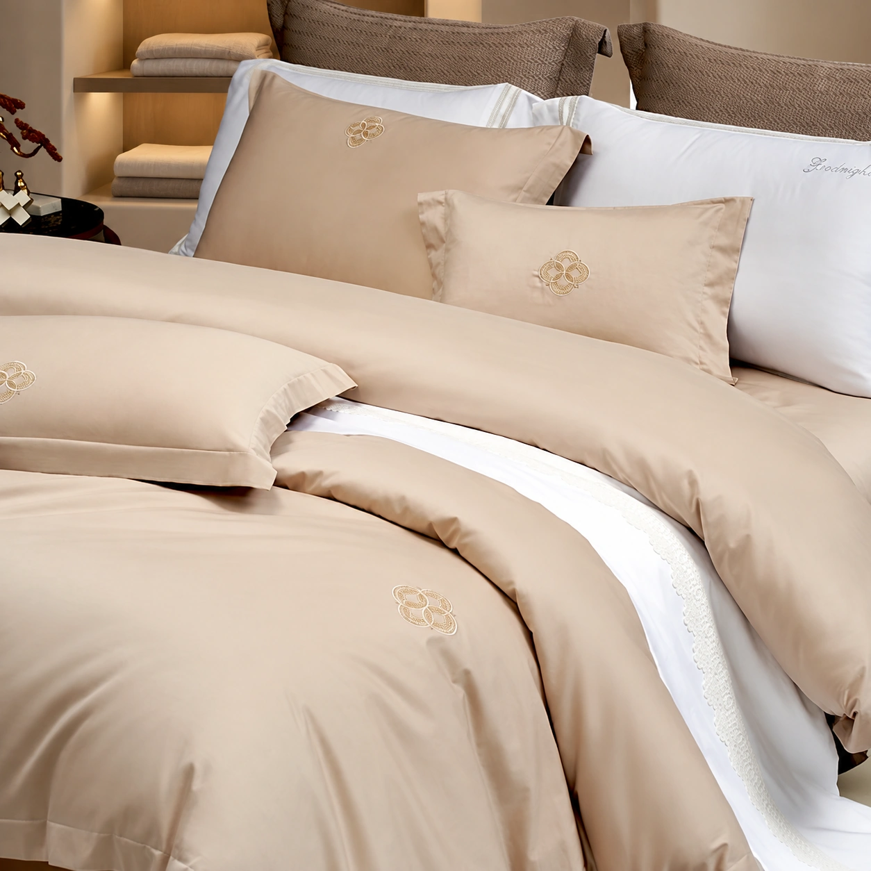 Shilai Yunzhuan Four-Piece Bedding Set: Organized linen bedroom